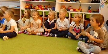 Powiększ grafikę: Przedszkolaki podczas spotkania z Policjantem słuchają zasad bezpieczeństwa