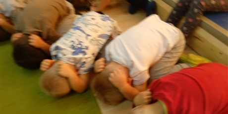 Powiększ grafikę: Przedszkolaki ćwiczą pozycję bezpieczną tak zwany "żółwik"