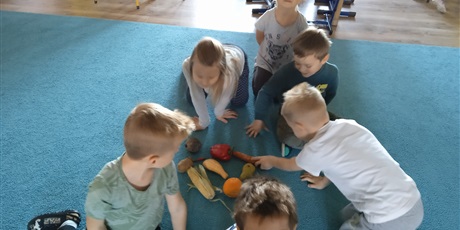 Powiększ grafikę: zabawa na dywanie z wykorzystaniem owoców i warzyw