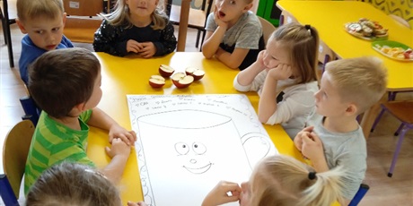 Powiększ grafikę: Praca plastyczna z wykorzystaniem materiału przyrodniczego - stemplowanie owocem.