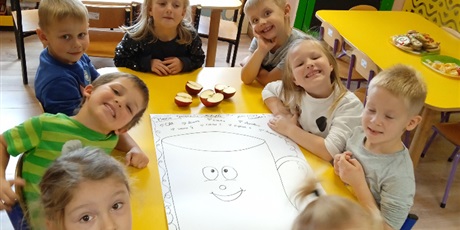 Powiększ grafikę: Przedszkolaki przy stokliku uśmiechają się 