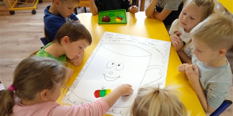 Powiększ grafikę: Dziewczynka stempluje biały plakat 