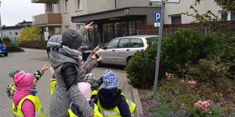 Powiększ grafikę: dzieci rozpoznają znaki drogowe na wycieczce po osiedlu
