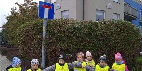 Powiększ grafikę: grupa dzieci przy znaku droga zamknieta