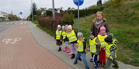 Powiększ grafikę: grupa dzieci przy znaku droga dla rowerów droga dla pieszych