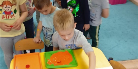 Powiększ grafikę: chłopiec stempluje kontur dyni