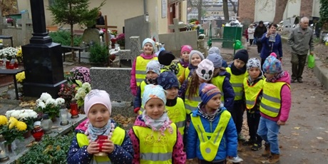 Powiększ grafikę: dzieci na cmentarzu oruńskim