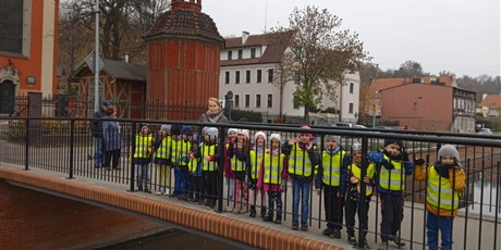 Powiększ grafikę: na spacerze - kładka przy kościele św. Ignacego