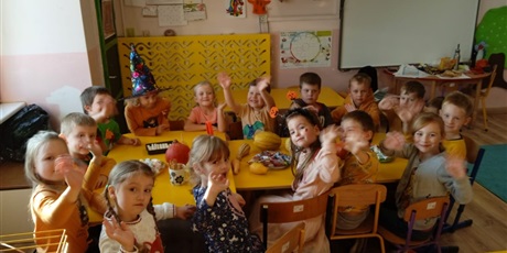 Powiększ grafikę: Dzień Dyni razem wesejej przy stole