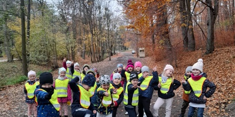 Powiększ grafikę: Dzieci na spacerze do parku