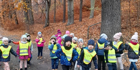 Powiększ grafikę: dzieci w parku