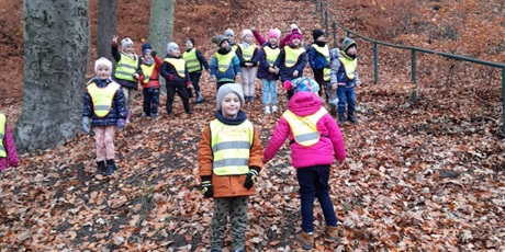 Powiększ grafikę: dzieci na spacerze w parku