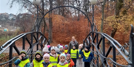 Powiększ grafikę: spacer w parku  jesienią