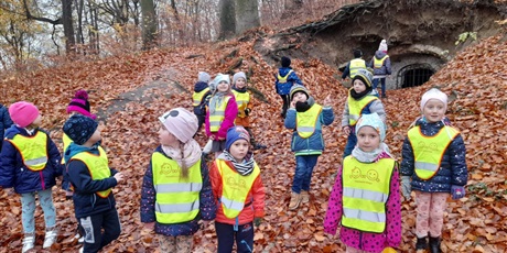 Powiększ grafikę: pięknie jesienią w parku - dzieci na spacerze