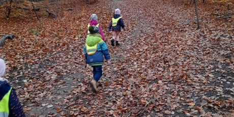 Powiększ grafikę: dzieci wspinają się na punkt widokowy