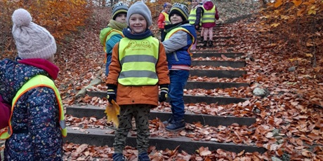 Powiększ grafikę: dzieci na schodach do punktu widokowego