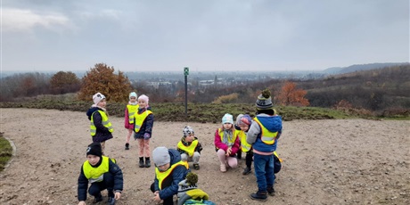 Powiększ grafikę: grupa dzieci odpoczywa na szczycie