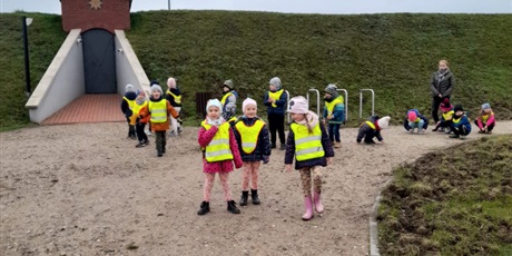 Powiększ grafikę: przy zbiorniku wodnym 