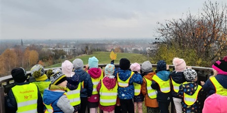 Powiększ grafikę: dzieci obserwują panoramę miasta Gdańska z punktu widokowego
