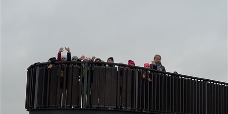 Powiększ grafikę: dzieci machają na punkcie widokowym