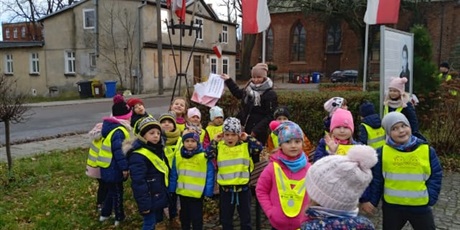 Powiększ grafikę: Grupa Motylków również zostawiła swoje flafi pod pomnikiem Inki 