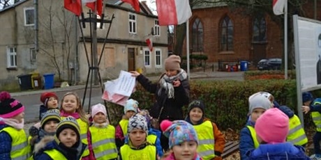 Powiększ grafikę: nasze flagi pod pomnikiem Inki