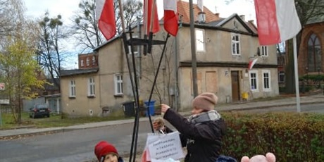 Powiększ grafikę: Pani zawiesza flagi