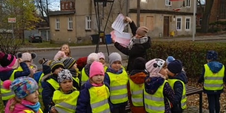 Powiększ grafikę: motylki przy pomniku Inki