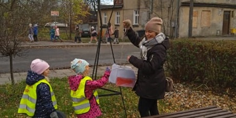 Powiększ grafikę: Nasze flagi zawiesimy przy pomniku