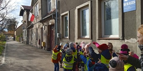 Powiększ grafikę: spacer w poszukiwaniu flag