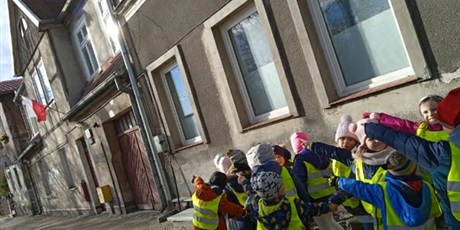 Powiększ grafikę: obserwacja flagi na budynku