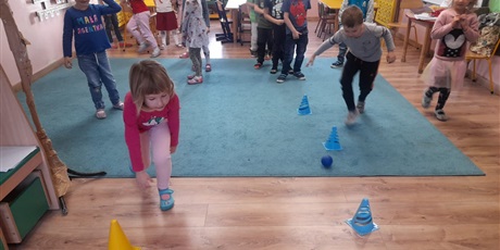 Powiększ grafikę: zabawa ruchowa wyścig rzędów