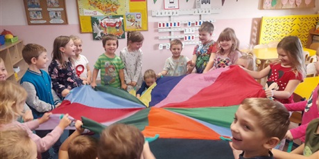 Powiększ grafikę: wspólna zabawa z chustą animacyjną