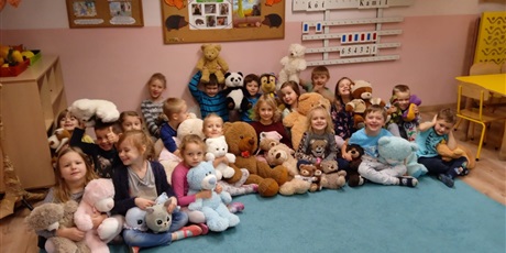 Powiększ grafikę: Grupa Motylków ze swoimi ulubionymi misiami