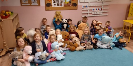 Powiększ grafikę: grupa dzieci podczas wspólnego zdjęcia z misiami