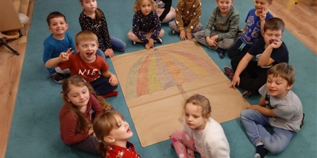 Powiększ grafikę: Grupa motylków tworzy wspólną kolorową pracę - parasol