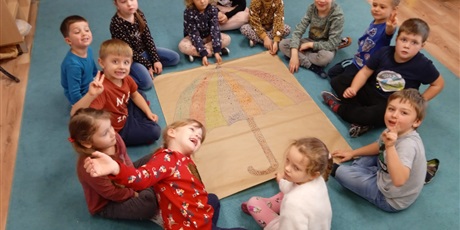 Powiększ grafikę: kolorowy parasol grupy Motylki