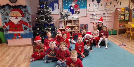 Powiększ grafikę: Grupa Motylków w oczekiwaniu na wizytę Św. Mikołaja