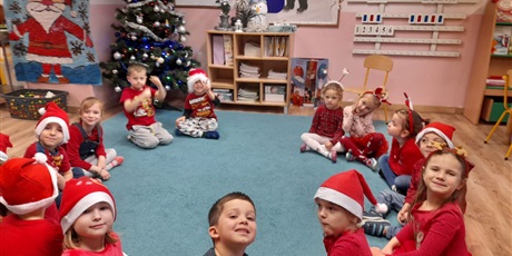 Powiększ grafikę: Dzieci oczekują na wizytę Świętego Mikołaja