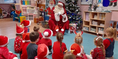 Powiększ grafikę: Święty Mikołaj podczas pogadanki z dziećmi