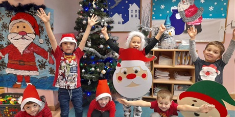 Powiększ grafikę: dzieci z dekracjami świątecznymi