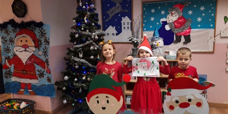 Powiększ grafikę: dzieci pozują do zdjęć w świątecznych nastrojach