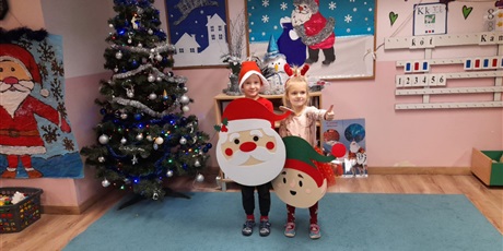 Powiększ grafikę: edytuj dzieci w sali na Święta