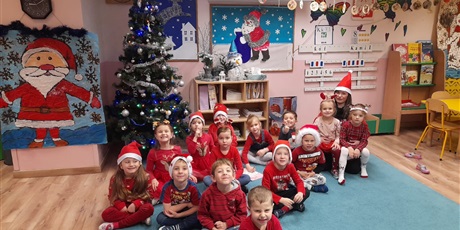 Powiększ grafikę: grupa w sali przy choince