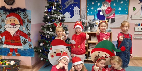 Powiększ grafikę: dziewczynki pozują do zdjęć