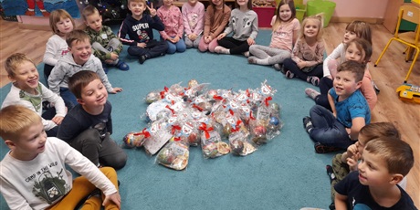 Powiększ grafikę: dzieci z prezentami dla rodziców