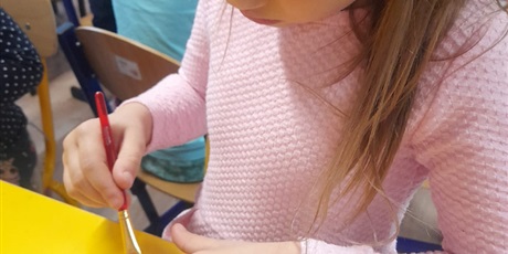 Powiększ grafikę: dziecko tworzyprezent bombkę drewnianą