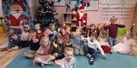 Powiększ grafikę: w sali przy choince