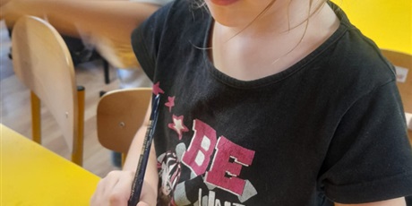 Powiększ grafikę: dziecko maluje bombkę