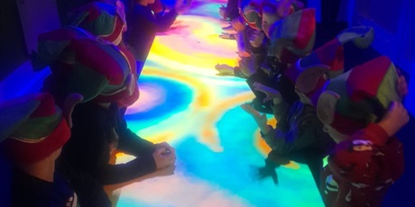 Powiększ grafikę: dzieci w czapkach elfa